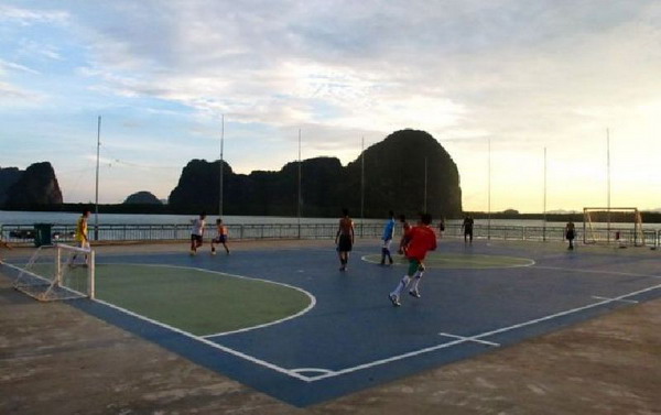 ฮือฮา สื่อตปท.ยกสนามฟุตบอลลอยน้ำเกาะปันหยี เป็นหนึ่งในฉากสวยงามที่สุดของโลก 