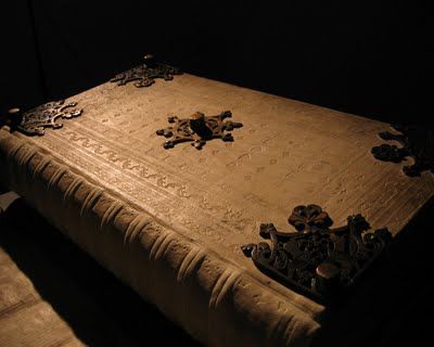 คัมภีร์ปีศาจ หนังสือโบราณที่ใหญ่ที่สุดในโลก (Devils Bible)