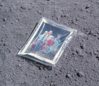 ฮือฮา พบนักบินอวกาศนาซาแอบทิ้งภาพครอบครัวไว้บนดวงจันทร์ 