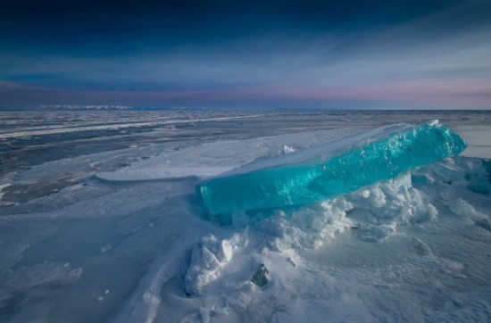  มหัศจรรย์ก้อนน้ำแข็งสีเทอร์ควอยซ์ที่ทะเลสาบไบคาล