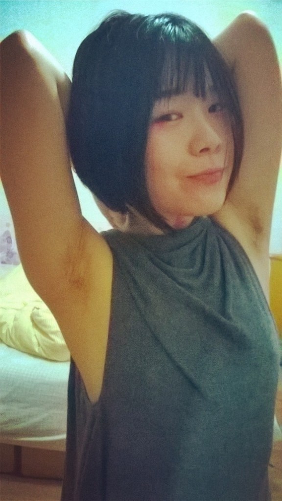 รักแร้ฉันขาวม่ะ! เทรนด์แปลกสาวจีน Selfie โชว์รักแร้