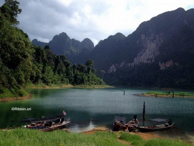 งามจับใจ “เขื่อนรัชชประภา” ล่องเรือ กินลม ชมวิวกุ้ยหลินเมืองไทย