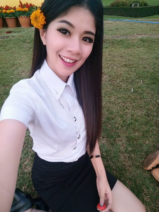 แชร์ว่อน! ...สุดซึ้ง บัณฑิตสาวแม่ฟ้าหลวง โพสต์ภาพ-ข้อความ สวมเสื้อครุยให้แม่ !!