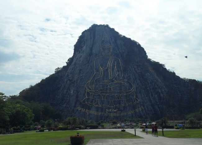 พระพุทธรูปแกะสลักหน้าผาเขาชีจรรย์  ชลบุรี