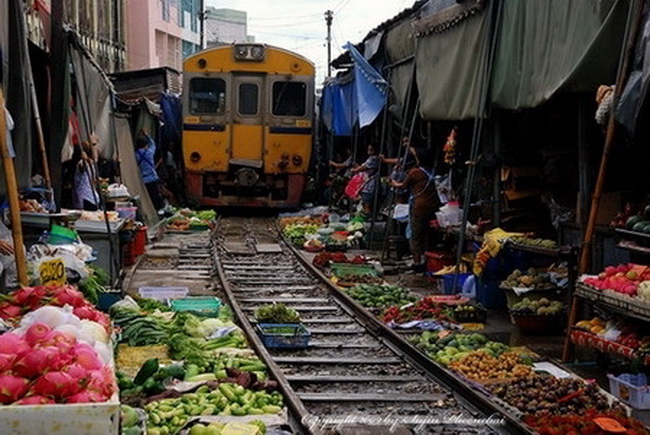 ตลาดแม่กลอง (ตลาดร่มหุบ) สมุทรสงคราม