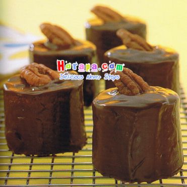 Mini Chocolate Peacan Cake