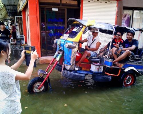 สื่อนอกชมคนไทยเจ๋ง ผุดไอเดียพาหนะสู้น้ำท่วม