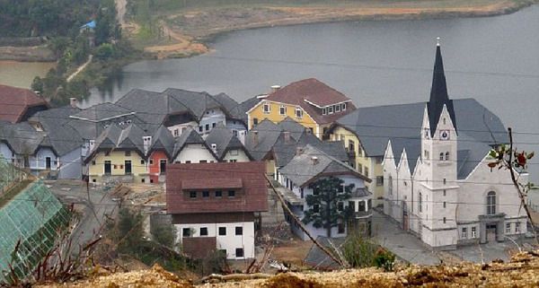 ภาพส่วนหนึ่งของเมืองฮุ่ยโจว ที่เลียนแบบเมืองฮัลล์สตัทท์ในออสเตรีย