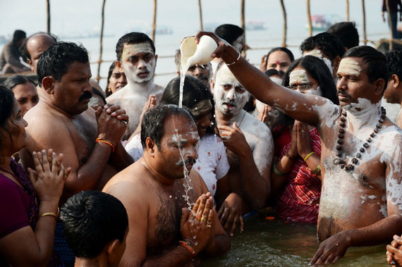 เริ่มแล้วพิธีล้างบาปของชาวฮินดูที่แม่น้ำคงคา