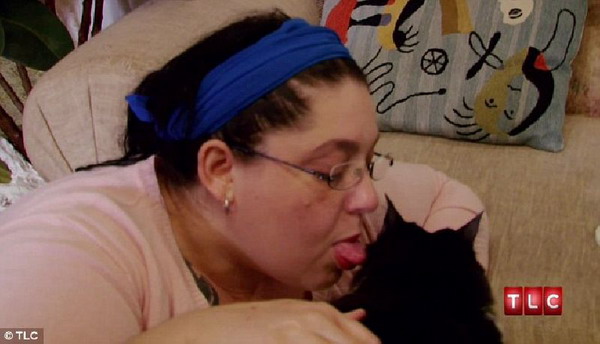 หญิงประหลาดสารภาพเสพติดกินขนแมว
