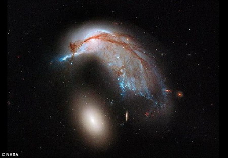 นาซาเปิดภาพสุดหายากกาแล็คซี่ชนกันก่อตัวเป็นดาวใหม่