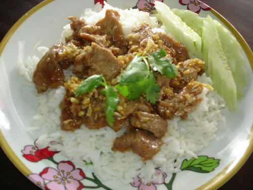 ข้าวหมูทอดกระเทียม