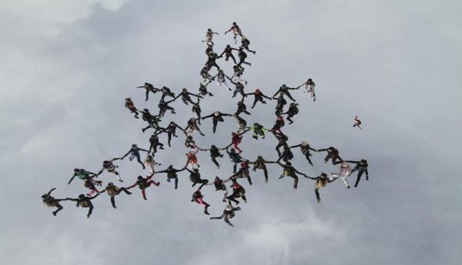 นักกระโดดร่มหญิงจากทั่วโลกร่วมกันทำสถิติต่อตัวแนวตั้งได้มากที่สุด