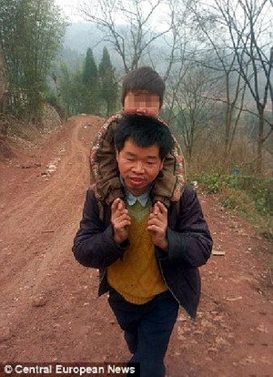 สุดยอด หัวใจบิดายิ่งใหญ่ พ่อจีนแบกลูกพิการขึ้นเขา 18 ไมล์ ไปเรียนหนังสือทุกวัน