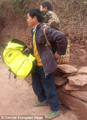 สุดยอด หัวใจบิดายิ่งใหญ่ พ่อจีนแบกลูกพิการขึ้นเขา 18 ไมล์ ไปเรียนหนังสือทุกวัน