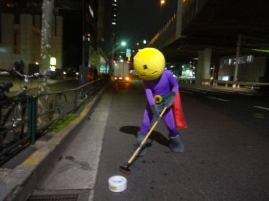 หล่อ! MANGETSU MAN ฮีโร่ผู้ผดุงความสะอาดบนท้องถนน