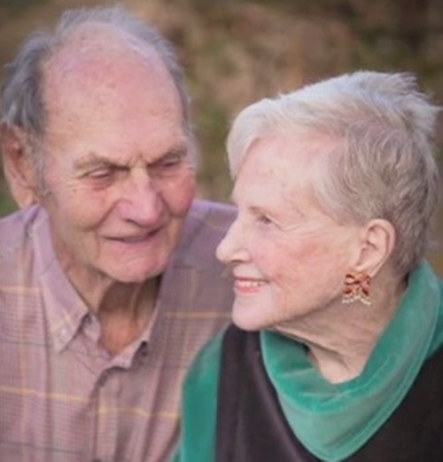 สุดซึ้ง! คู่รักที่ใช้ชีวิตมาร่วม 62 ปี ตายวันเดียวกัน