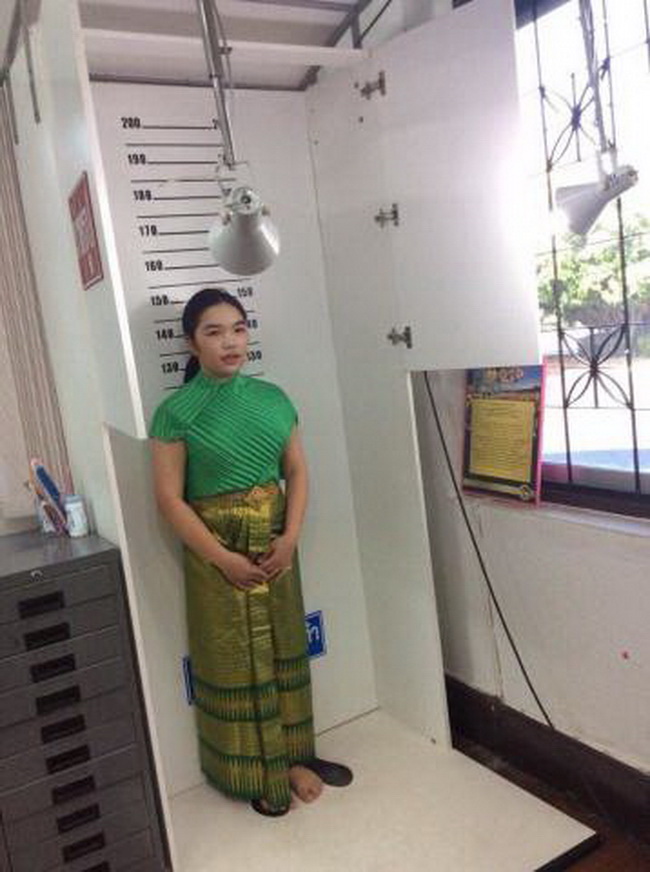 อึ้ง ! สาวแปลกใส่ชุดไทย ไปถ่ายบัตรประชาชน