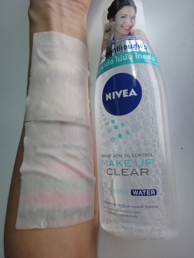 รีวิวคลีนซิ่งวอเตอร์ : NIVEA Make Up Clear Bright Acne Oil Control Cleansing Water สำหรับผิวแพ้ง่าย  