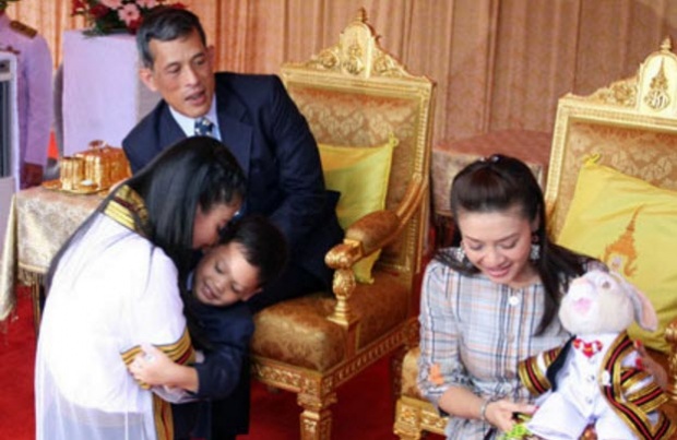 “รักท่านพี่” ย้อนชมความน่ารัก เมื่อ “พระองค์ทีฯ” โผเข้ากอด “พระองค์เจ้าสิริวัณณวรีฯ”