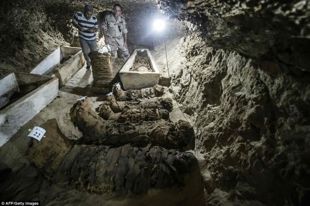 นักโบราณคดีชาวอียิปต์!! ค้นพบสุสานอายุประมาณ 2000 ปี ที่เก็บมัมมี่ชนชั้นสูงมากถึง 17 ตัว!!