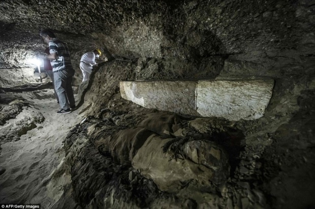 นักโบราณคดีชาวอียิปต์!! ค้นพบสุสานอายุประมาณ 2000 ปี ที่เก็บมัมมี่ชนชั้นสูงมากถึง 17 ตัว!!