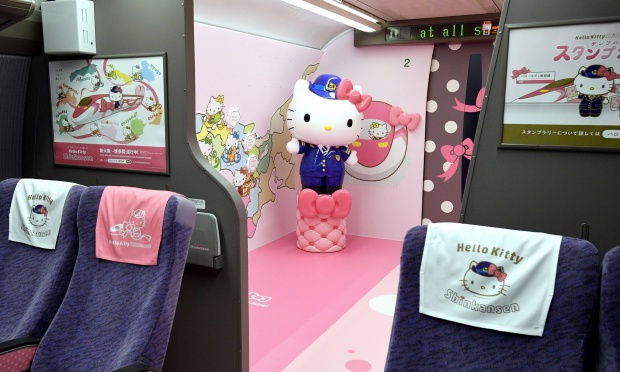 คาวาอี้~! ‘รถไฟชินคันเซน’ ลาย ‘Hello Kitty’ สุดคิวท์