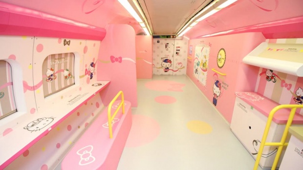 คาวาอี้~! ‘รถไฟชินคันเซน’ ลาย ‘Hello Kitty’ สุดคิวท์