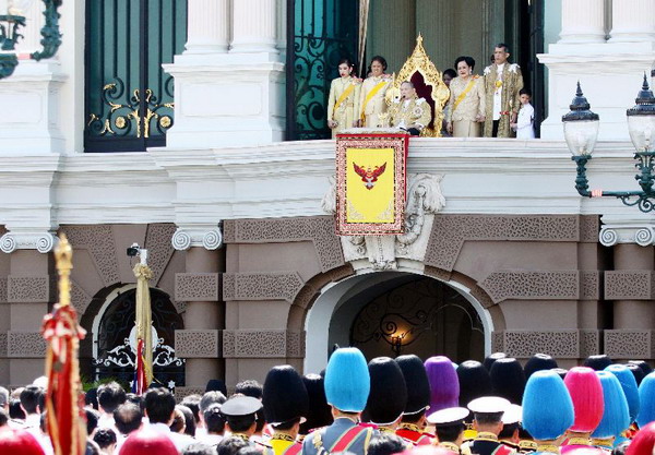 ทรงพระเจริญกึกก้องทั่วผืนแผ่นดินไทย ในหลวงเสด็จฯออกมหาสมาคม 