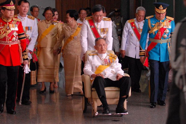 ทรงพระเจริญกึกก้องทั่วผืนแผ่นดินไทย ในหลวงเสด็จฯออกมหาสมาคม 