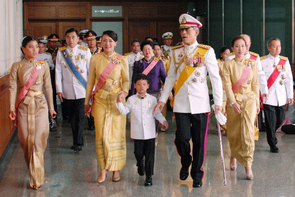 ทรงพระเจริญกึกก้องทั่วผืนแผ่นดินไทย ในหลวงเสด็จฯออกมหาสมาคม 