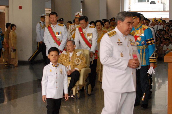 ทรงพระเจริญกึกก้องทั่วผืนแผ่นดินไทย ในหลวงเสด็จฯออกมหาสมาคม 