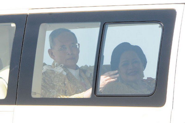 ทรงพระเจริญกึกก้องทั่วผืนแผ่นดินไทย ในหลวงเสด็จฯออกมหาสมาคม 