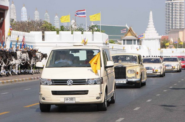 ทรงพระเจริญกึกก้องทั่วผืนแผ่นดินไทย ในหลวงเสด็จฯออกมหาสมาคม 