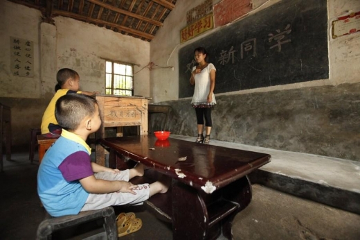 ขาดแคลนหนัก! นักเรียนจีนต้องแบกโต๊ะ-เก้าอี้ ไปเรียนเอง 