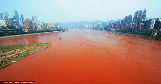 ช็อก แม่น้ำกลายเป็นสีเลือด