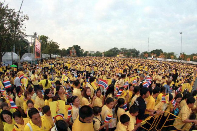 รวมภาพ บรรยากาศประชาชนเฝ้ารับเสด็จฯ