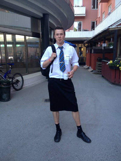 แปลกตา! คนขับรถไฟชายที่สวีเดนสวมกระโปรงทำงาน หลังถูกห้ามใส่กางเกงขาสั้น