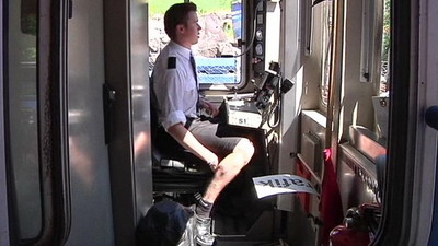 แปลกตา! คนขับรถไฟชายที่สวีเดนสวมกระโปรงทำงาน หลังถูกห้ามใส่กางเกงขาสั้น