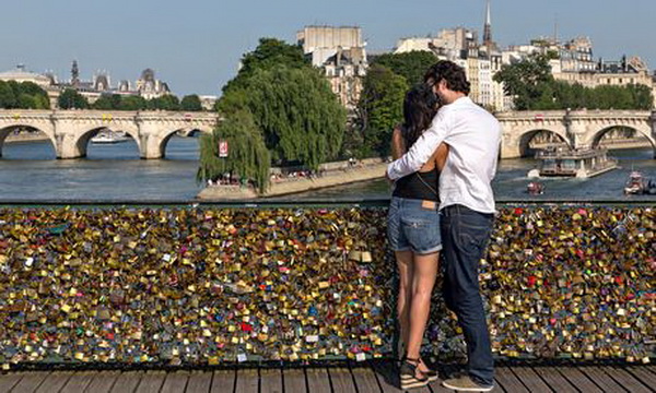 ปารีสรณรงค์ No Love Lock เลิกคล้องกุญแจรักบนสะพาน