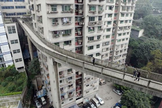 สุดยอด!! จีนสร้างสะพานลอยให้คนข้าม สูงเท่าตึกชั้น 13