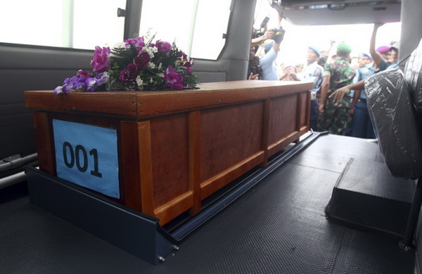 ประมวลภาพ : ลำเลียงศพเหยื่อ QZ8501 สู่สุราบายา