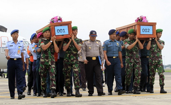 ประมวลภาพ : ลำเลียงศพเหยื่อ QZ8501 สู่สุราบายา