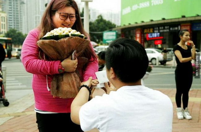 แบบนี้ก็มี!!! หนุ่มพาแฟนกินจนตัวกลม เพราะกลัวหนุ่มอื่นมาฉกเธอไป!!!