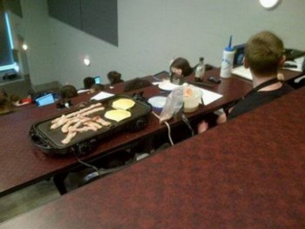 จริงจังม๊าก!!! รวมภาพแอบกินขนมในห้องเรียนที่สุดติ่งเวอร์!!!..กับการเรียนทุ่มเทแบบนี้ไหม!!? 