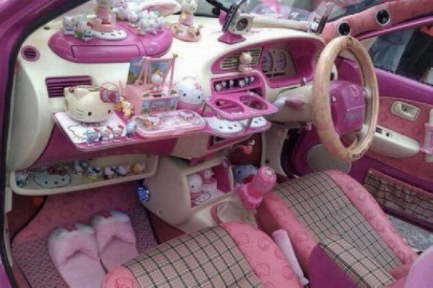 สาวก Hello Kitty ตัวจริง! ตกแต่งภายในรถเก๋งด้วยคิตตี้ทั้งหมด
