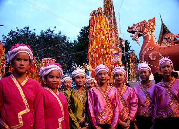 สุดสัปดาห์นี้ เที่ยวงานบุญใหญ่ เมืองลำพูน งานสลากย้อม