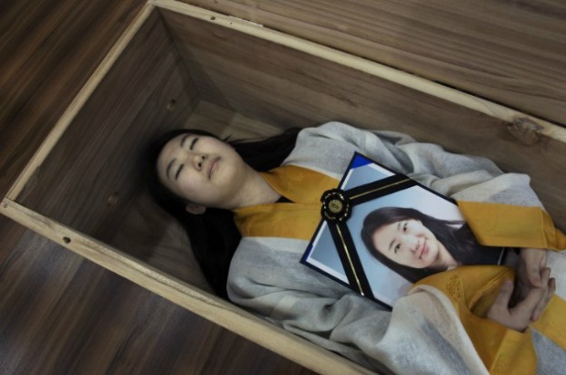 เกาหลีใต้ปิ๊งไอเดีย ผุดศูนย์บำบัดนอนในโลงศพ เพื่อเผชิญหน้ากับความตาย