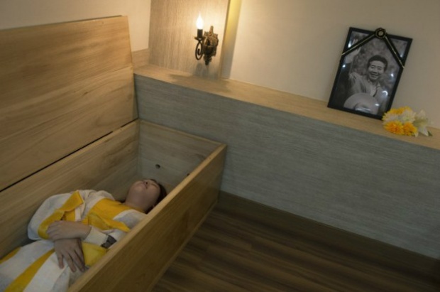 เกาหลีใต้ปิ๊งไอเดีย ผุดศูนย์บำบัดนอนในโลงศพ เพื่อเผชิญหน้ากับความตาย