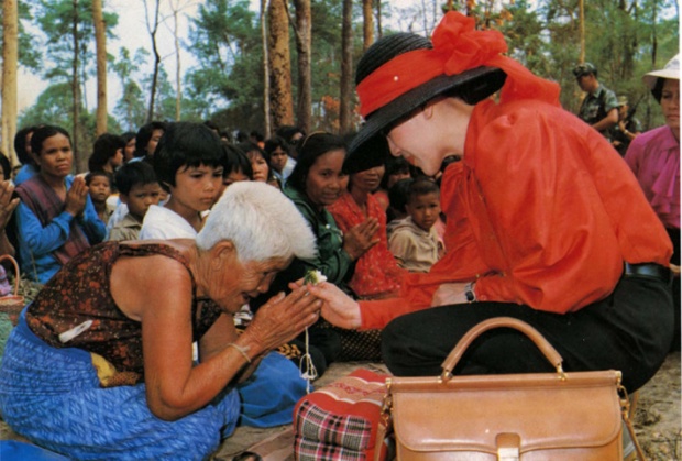 อย่ายืนค้ำหัวพูดกับราษฎร